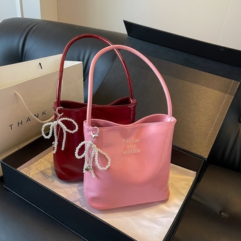 Geantă de damă cu capacitate mare, PU, design patchwork pentru subraț/totă bucket, formă orizontal pătrată, închidere magnetică.