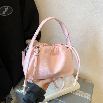 PU kibiro formos rankinė, miesto minimalistinis stilius, magnetinis užsegimas, vidinė kišenė su užtrauktuku ir ID kišenė, pavasaris 2025