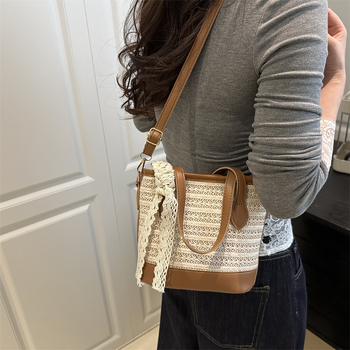 Moteriška kibiro formos rankinė kasdieniniam naudojimui, ypatinga medžiaga, poliesterio pamušalas, užtrauktuko uždarymas, vienas peties dirželis, vasara 2025