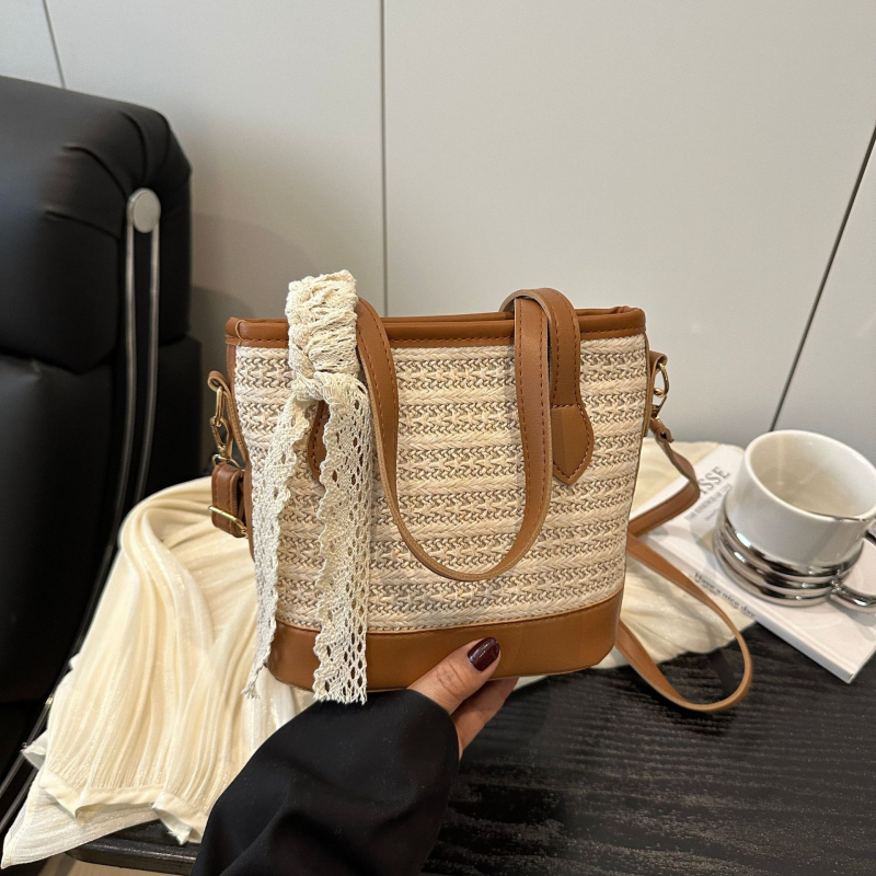 Moteriška kibiro formos rankinė kasdieniniam naudojimui, ypatinga medžiaga, poliesterio pamušalas, užtrauktuko uždarymas, vienas peties dirželis, vasara 2025