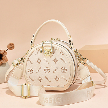 PU rankinė per petį — vertikalios kvadrato formos, užtrauktukas uždarymas, PU įdėklas, vidinė kišenė su užtrauktuku, trys peties dirželiai, miesto paprastas stilius