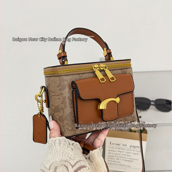 Moteriška pečių rankinė street fashion stiliumi iš PU odos, horizontalus kvadratinio formos, užtrauktukas, laminuotas vidinis skyrius