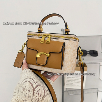 Moteriška pečių rankinė street fashion stiliumi iš PU odos, horizontalus kvadratinio formos, užtrauktukas, laminuotas vidinis skyrius