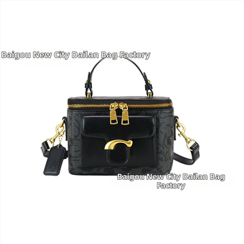 Moteriška pečių rankinė street fashion stiliumi iš PU odos, horizontalus kvadratinio formos, užtrauktukas, laminuotas vidinis skyrius