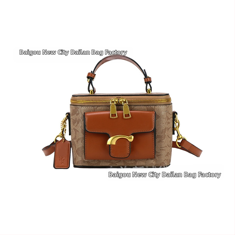 Moteriška pečių rankinė street fashion stiliumi iš PU odos, horizontalus kvadratinio formos, užtrauktukas, laminuotas vidinis skyrius