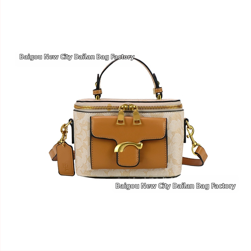 Moteriška pečių rankinė street fashion stiliumi iš PU odos, horizontalus kvadratinio formos, užtrauktukas, laminuotas vidinis skyrius