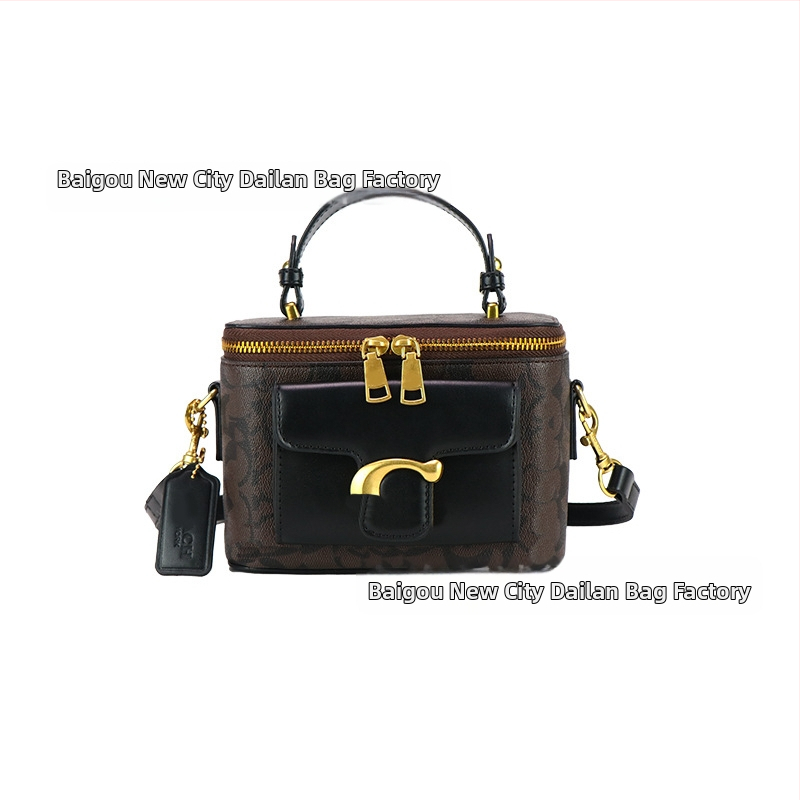 Moteriška pečių rankinė street fashion stiliumi iš PU odos, horizontalus kvadratinio formos, užtrauktukas, laminuotas vidinis skyrius