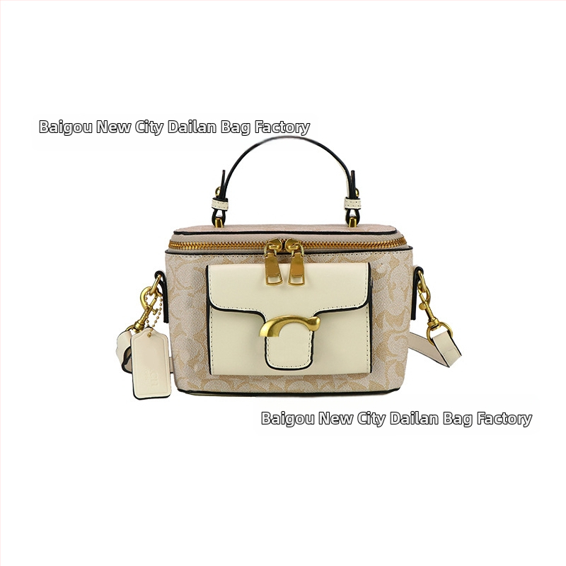 Moteriška pečių rankinė street fashion stiliumi iš PU odos, horizontalus kvadratinio formos, užtrauktukas, laminuotas vidinis skyrius