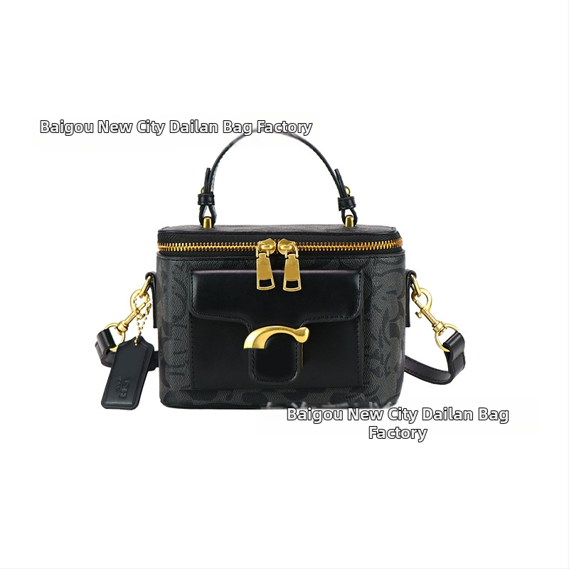 Moteriška pečių rankinė street fashion stiliumi iš PU odos, horizontalus kvadratinio formos, užtrauktukas, laminuotas vidinis skyrius