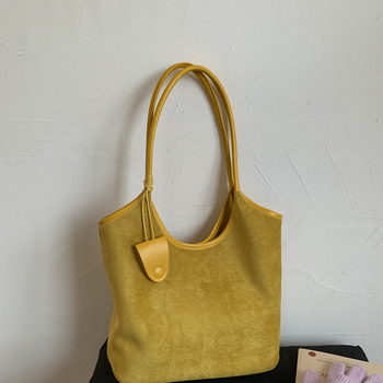 Bucket táska egyetlen vállpánttal, PU anyag, poliészter bélés, mágneses zárás, belső rekesz telefonhoz és igazolványhoz, fedél