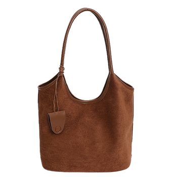 Bucket táska egyetlen vállpánttal, PU anyag, poliészter bélés, mágneses zárás, belső rekesz telefonhoz és igazolványhoz, fedél