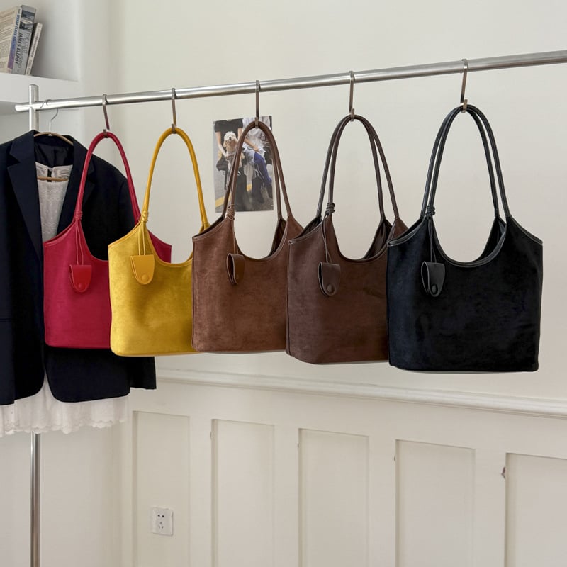 Bucket táska egyetlen vállpánttal, PU anyag, poliészter bélés, mágneses zárás, belső rekesz telefonhoz és igazolványhoz, fedél