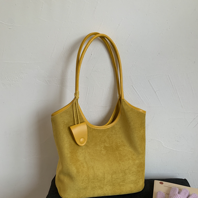 Bucket táska egyetlen vállpánttal, PU anyag, poliészter bélés, mágneses zárás, belső rekesz telefonhoz és igazolványhoz, fedél