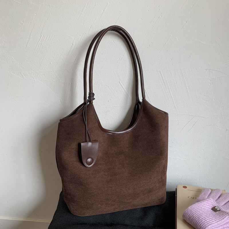 Bucket táska egyetlen vállpánttal, PU anyag, poliészter bélés, mágneses zárás, belső rekesz telefonhoz és igazolványhoz, fedél