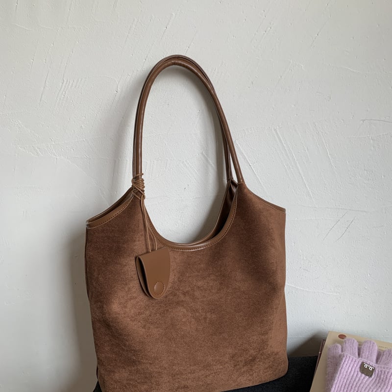 Bucket táska egyetlen vállpánttal, PU anyag, poliészter bélés, mágneses zárás, belső rekesz telefonhoz és igazolványhoz, fedél