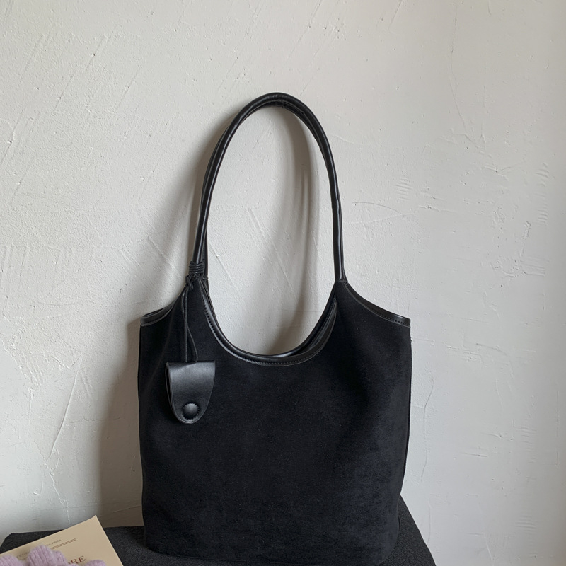 Bucket táska egyetlen vállpánttal, PU anyag, poliészter bélés, mágneses zárás, belső rekesz telefonhoz és igazolványhoz, fedél