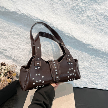 Tote rankinė su kniedėmis, PU dirbtinė oda, gatvės stiliaus, pažastinė rankinė, horizontali kvadratinė forma, užtrauktukas