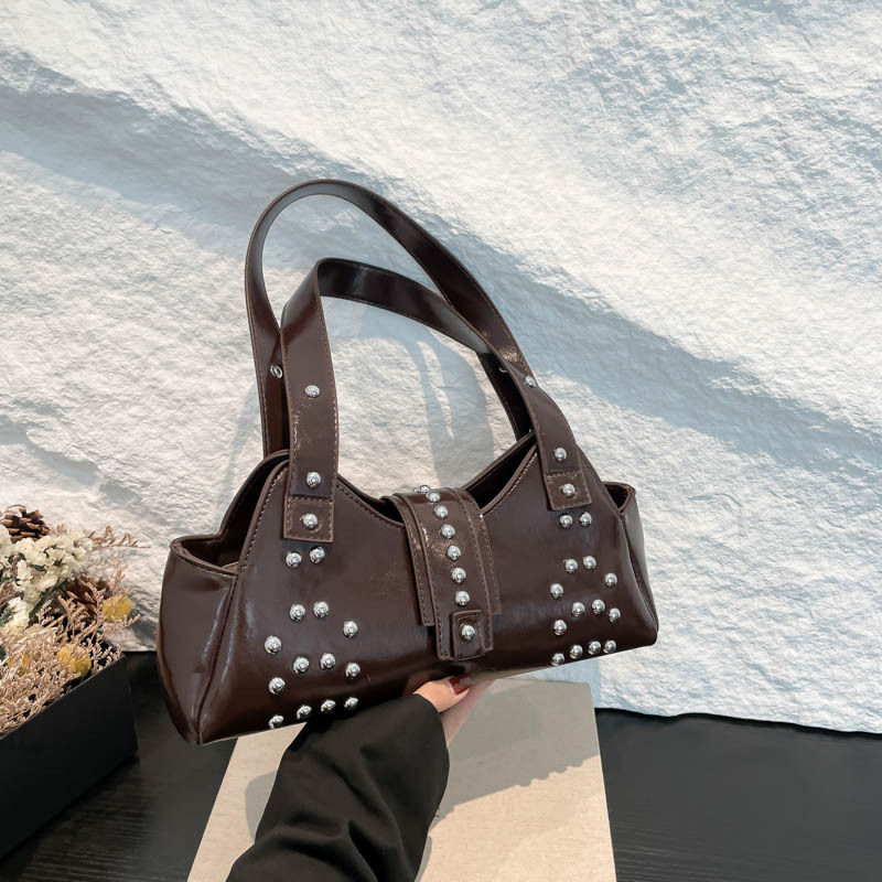 Tote rankinė su kniedėmis, PU dirbtinė oda, gatvės stiliaus, pažastinė rankinė, horizontali kvadratinė forma, užtrauktukas