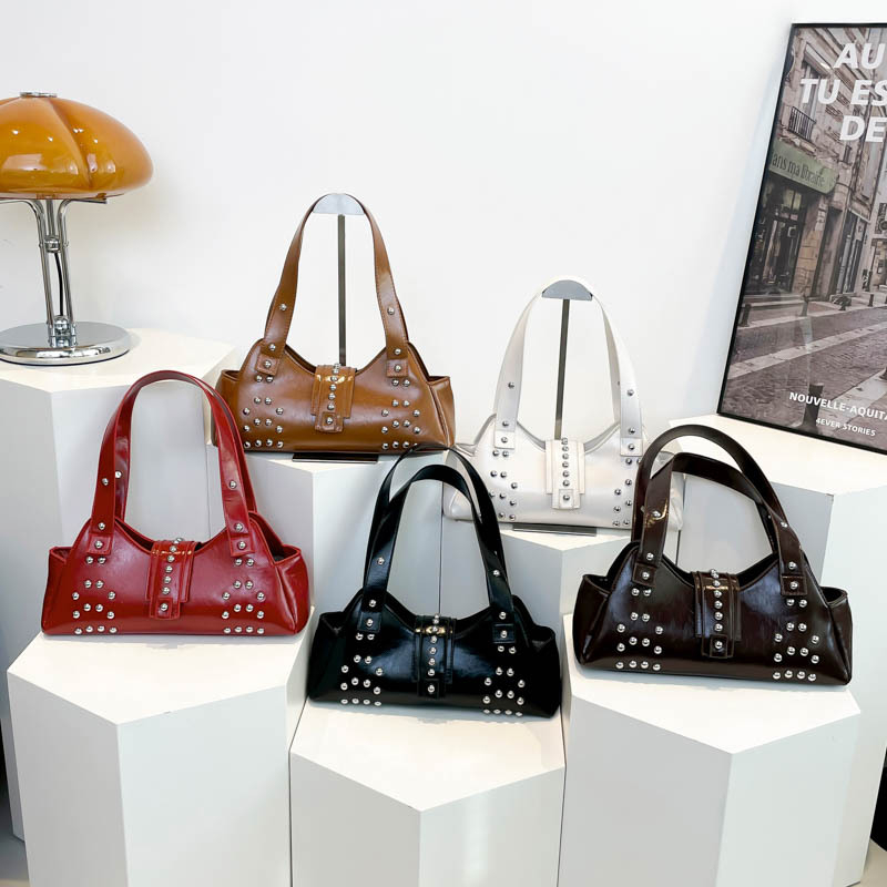 Tote rankinė su kniedėmis, PU dirbtinė oda, gatvės stiliaus, pažastinė rankinė, horizontali kvadratinė forma, užtrauktukas