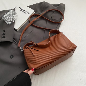 Miesto minimalistinė PU pečių rankinė, vidutinio dydžio, horizontalaus kvadrato formos, užsegama užtrauktuku, vidinės kišenės: užtraukties kišenė, telefono kišenė, ID kišenė