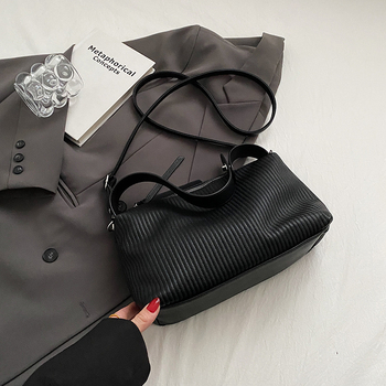 Miesto minimalistinė PU pečių rankinė, vidutinio dydžio, horizontalaus kvadrato formos, užsegama užtrauktuku, vidinės kišenės: užtraukties kišenė, telefono kišenė, ID kišenė