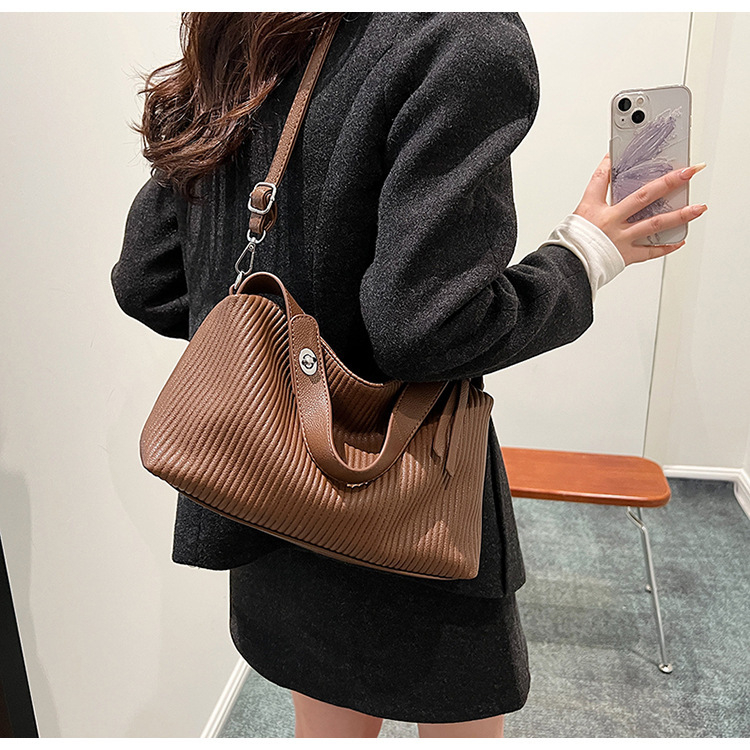 Miesto minimalistinė PU pečių rankinė, vidutinio dydžio, horizontalaus kvadrato formos, užsegama užtrauktuku, vidinės kišenės: užtraukties kišenė, telefono kišenė, ID kišenė