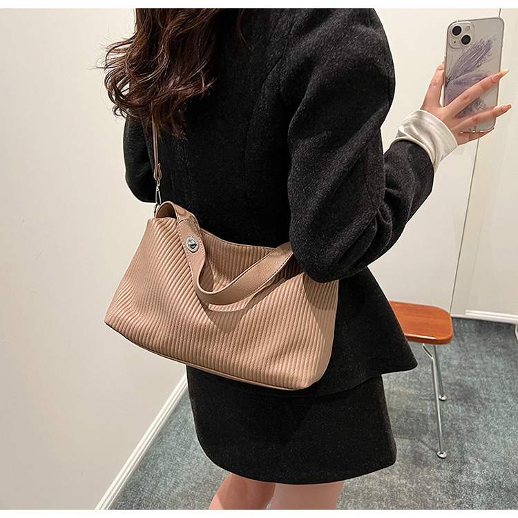 Miesto minimalistinė PU pečių rankinė, vidutinio dydžio, horizontalaus kvadrato formos, užsegama užtrauktuku, vidinės kišenės: užtraukties kišenė, telefono kišenė, ID kišenė