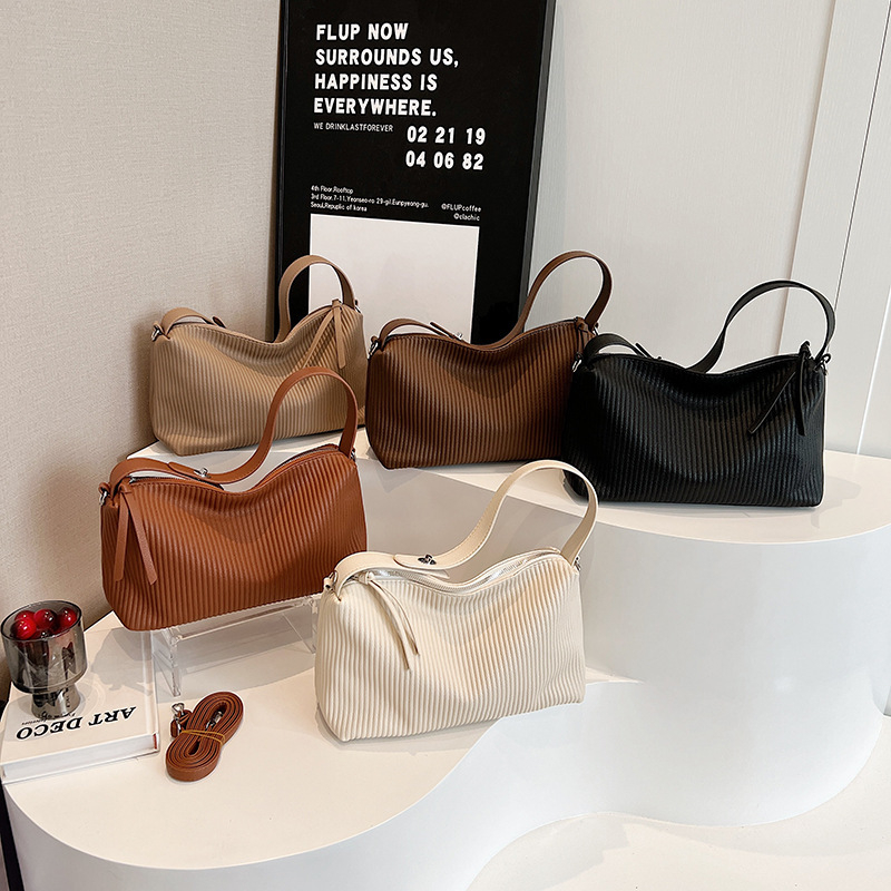 Miesto minimalistinė PU pečių rankinė, vidutinio dydžio, horizontalaus kvadrato formos, užsegama užtrauktuku, vidinės kišenės: užtraukties kišenė, telefono kišenė, ID kišenė