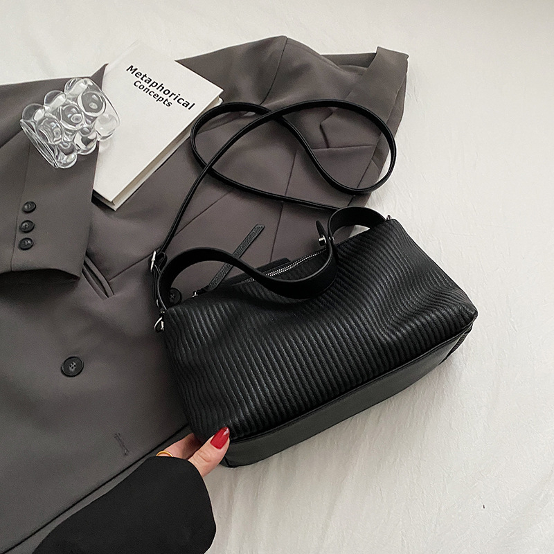 Miesto minimalistinė PU pečių rankinė, vidutinio dydžio, horizontalaus kvadrato formos, užsegama užtrauktuku, vidinės kišenės: užtraukties kišenė, telefono kišenė, ID kišenė