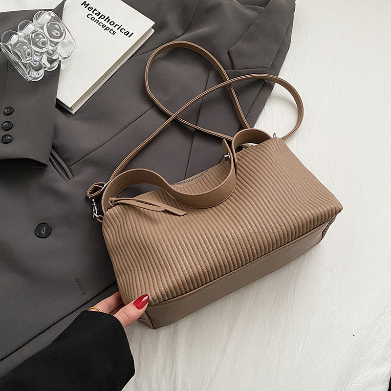 Miesto minimalistinė PU pečių rankinė, vidutinio dydžio, horizontalaus kvadrato formos, užsegama užtrauktuku, vidinės kišenės: užtraukties kišenė, telefono kišenė, ID kišenė