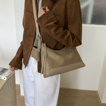 PU rankinė po pažastimi, didelė talpa, užtrauktukas, vidinė kišenė telefonui, kasdieniam naudojimui