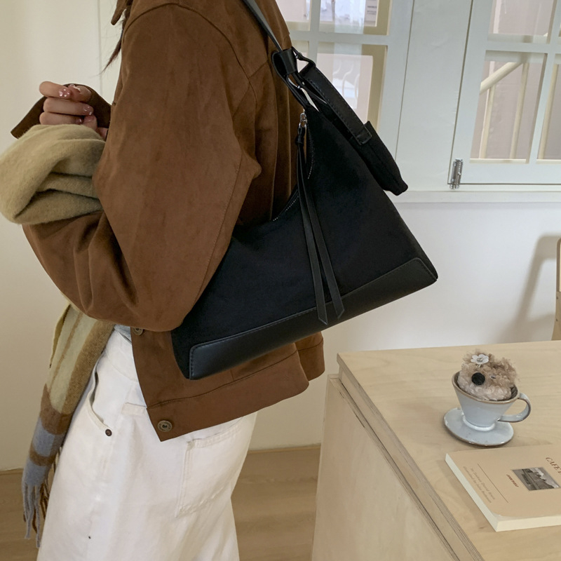 PU rankinė po pažastimi, didelė talpa, užtrauktukas, vidinė kišenė telefonui, kasdieniam naudojimui