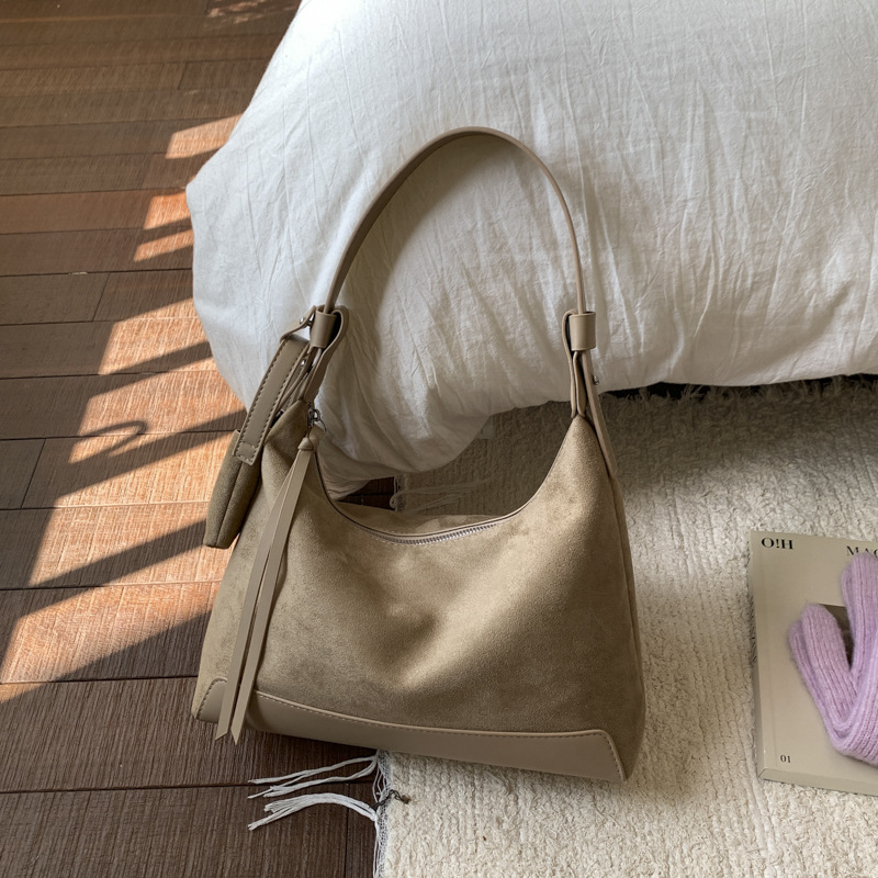 PU rankinė po pažastimi, didelė talpa, užtrauktukas, vidinė kišenė telefonui, kasdieniam naudojimui