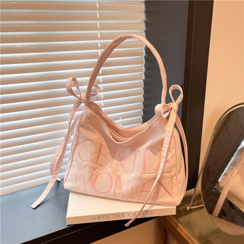 Pečių krepšys tipo tote, nailonas, užtrauktukas uždarymas, miesto stilius, horizontalaus kvadrato forma, vidinės kišenės su užtrauktuku ir telefono kišenė