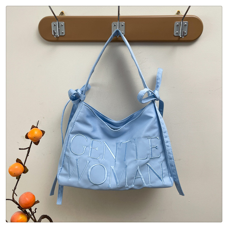 Pečių krepšys tipo tote, nailonas, užtrauktukas uždarymas, miesto stilius, horizontalaus kvadrato forma, vidinės kišenės su užtrauktuku ir telefono kišenė