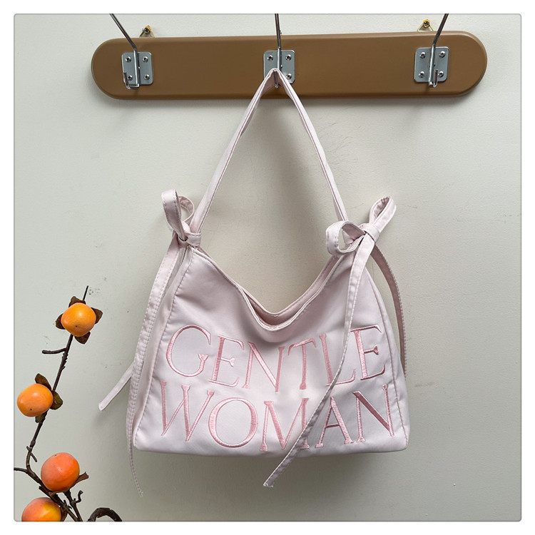 Pečių krepšys tipo tote, nailonas, užtrauktukas uždarymas, miesto stilius, horizontalaus kvadrato forma, vidinės kišenės su užtrauktuku ir telefono kišenė