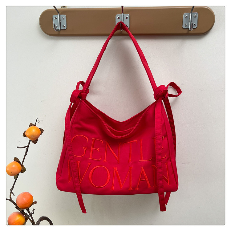 Pečių krepšys tipo tote, nailonas, užtrauktukas uždarymas, miesto stilius, horizontalaus kvadrato forma, vidinės kišenės su užtrauktuku ir telefono kišenė