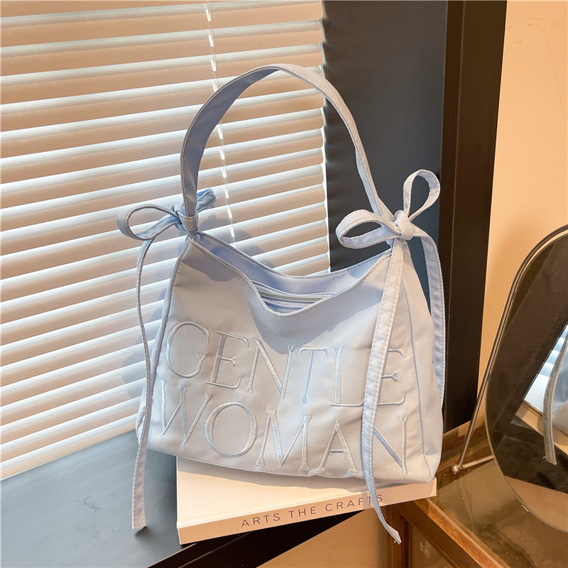 Pečių krepšys tipo tote, nailonas, užtrauktukas uždarymas, miesto stilius, horizontalaus kvadrato forma, vidinės kišenės su užtrauktuku ir telefono kišenė