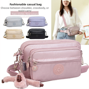 Moteriška crossbody rankinė — kasdienio stiliaus, universalus, lengva, vandeniui atspari nailonas; horizontali kvadratinė forma, užsegimas užtrauktuku, poliesterio pamušalas, viduje užtrauktuko kišenė ir telefono kišenė
