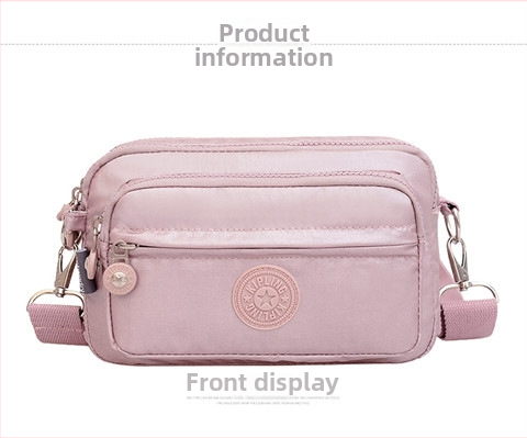 Moteriška crossbody rankinė — kasdienio stiliaus, universalus, lengva, vandeniui atspari nailonas; horizontali kvadratinė forma, užsegimas užtrauktuku, poliesterio pamušalas, viduje užtrauktuko kišenė ir telefono kišenė