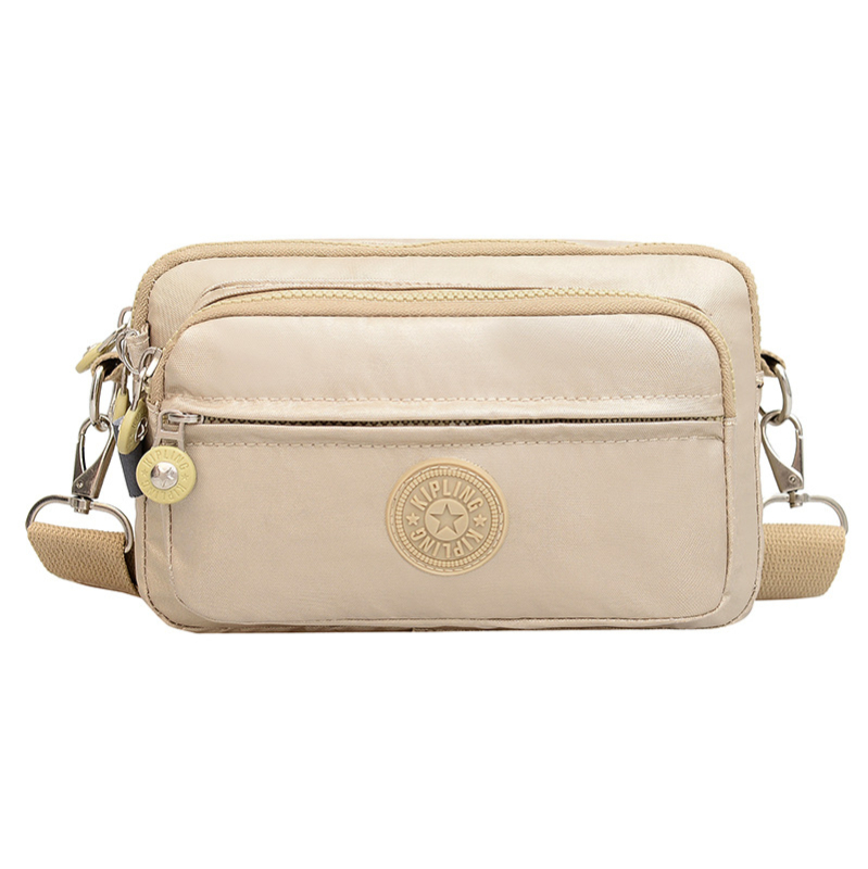 Moteriška crossbody rankinė — kasdienio stiliaus, universalus, lengva, vandeniui atspari nailonas; horizontali kvadratinė forma, užsegimas užtrauktuku, poliesterio pamušalas, viduje užtrauktuko kišenė ir telefono kišenė