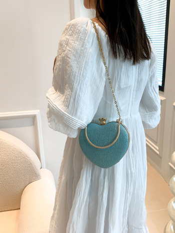 PU medžiagos mažytė kvadratinė vakarinė rankinė su užtrauktuku, vienas peties dirželis, vidinės kišenės telefonui ir asmens dokumentams