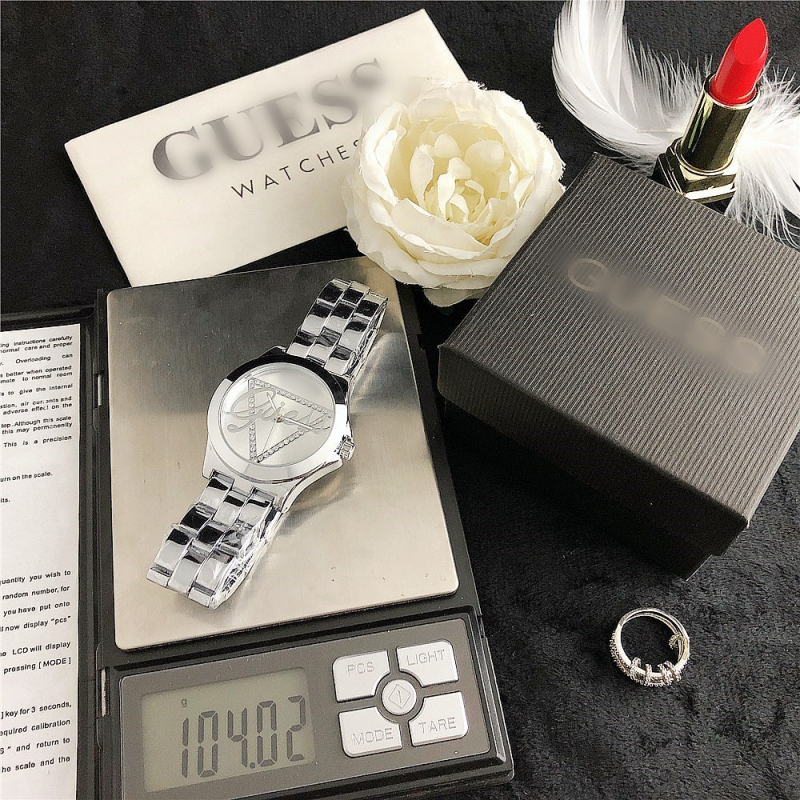 Моден дамски часовник - кварцов механизъм, циферблат 38 мм, дебелина 18 мм, корпус и каишка от сплав, единична сгъваща катарама, декорация с кристали