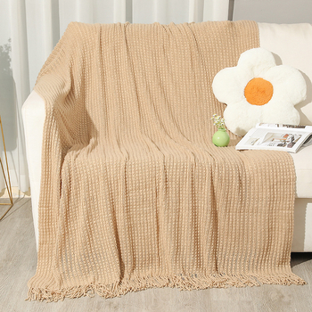 Ins stil deka od akrilnih vlakana s resicama, jednobojna, za sve sezone