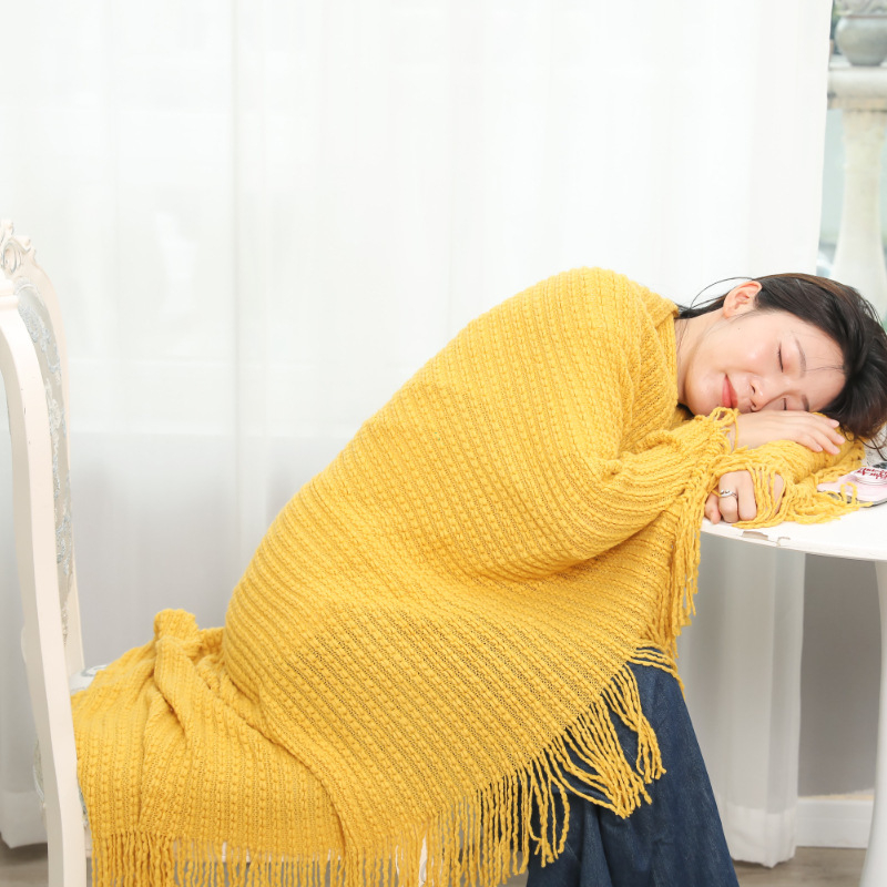 Ins stil deka od akrilnih vlakana s resicama, jednobojna, za sve sezone