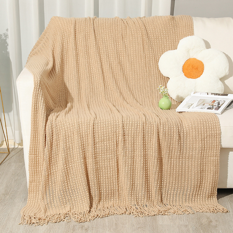 Ins stil deka od akrilnih vlakana s resicama, jednobojna, za sve sezone