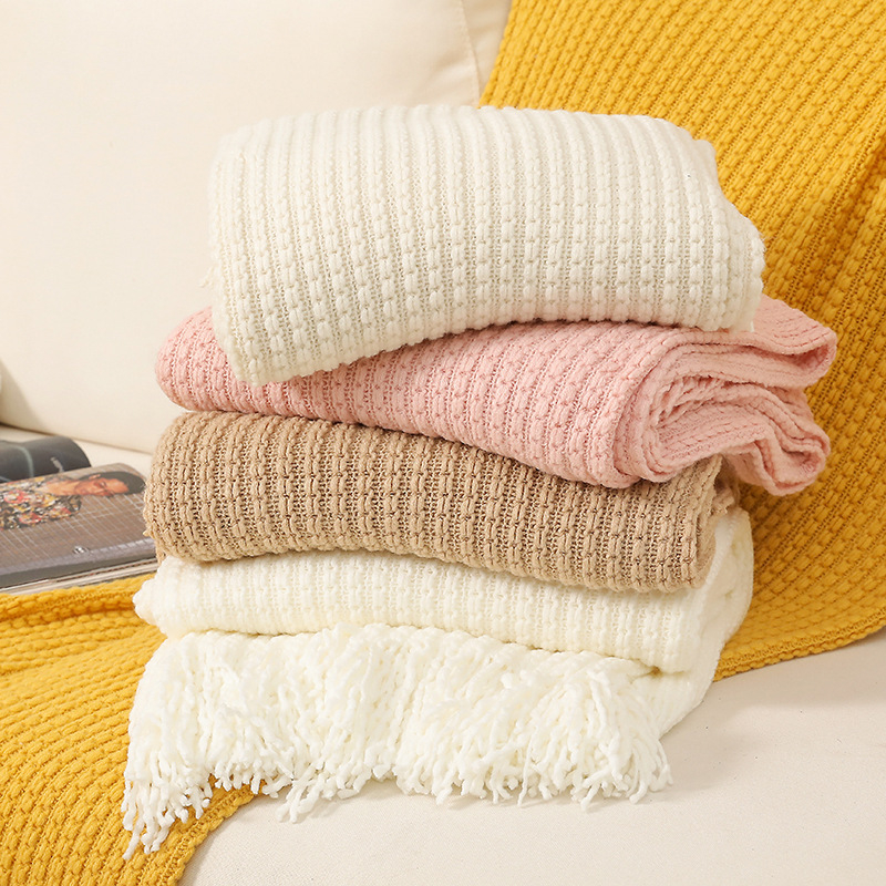 Ins stil deka od akrilnih vlakana s resicama, jednobojna, za sve sezone