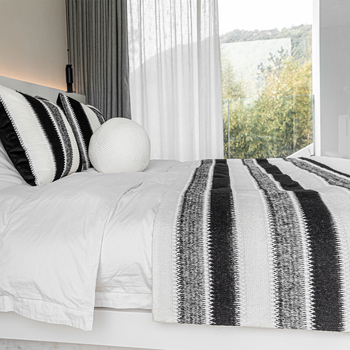 Voodiäärne jooksja – triibud, vill, moodne minimalism, hotellikvaliteet, premium