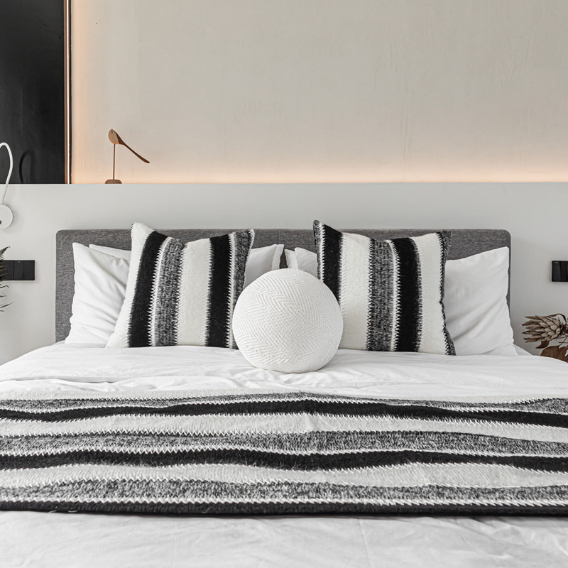 Voodiäärne jooksja – triibud, vill, moodne minimalism, hotellikvaliteet, premium