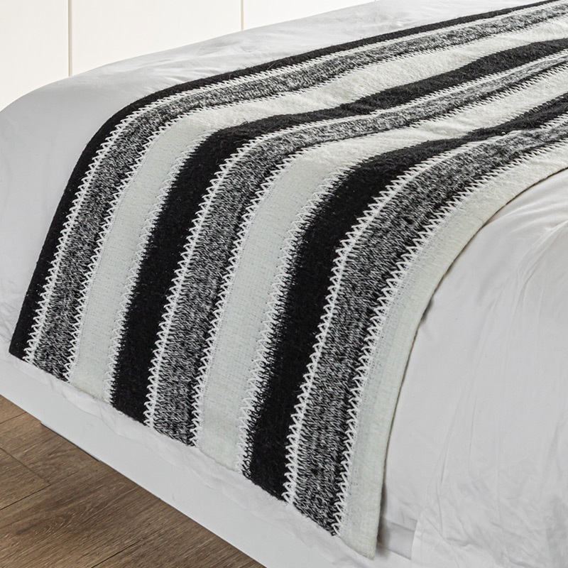 Voodiäärne jooksja – triibud, vill, moodne minimalism, hotellikvaliteet, premium